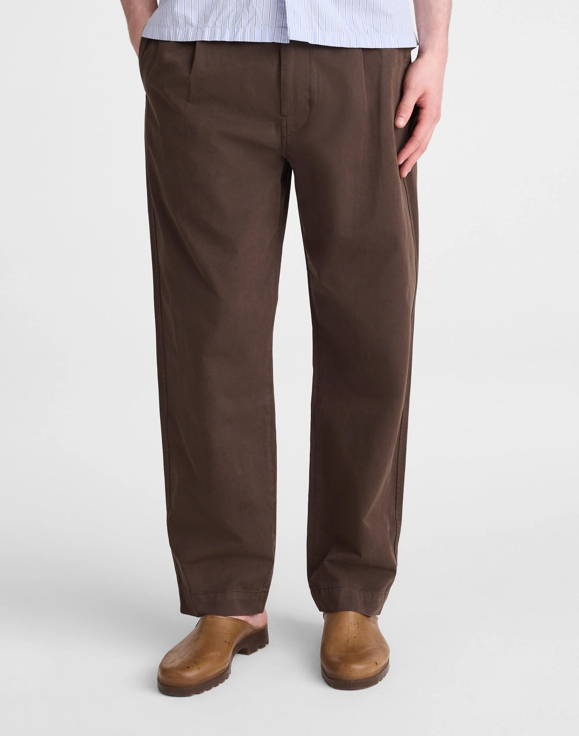 Madewell Pleated Chino Pants in Uniform Twill