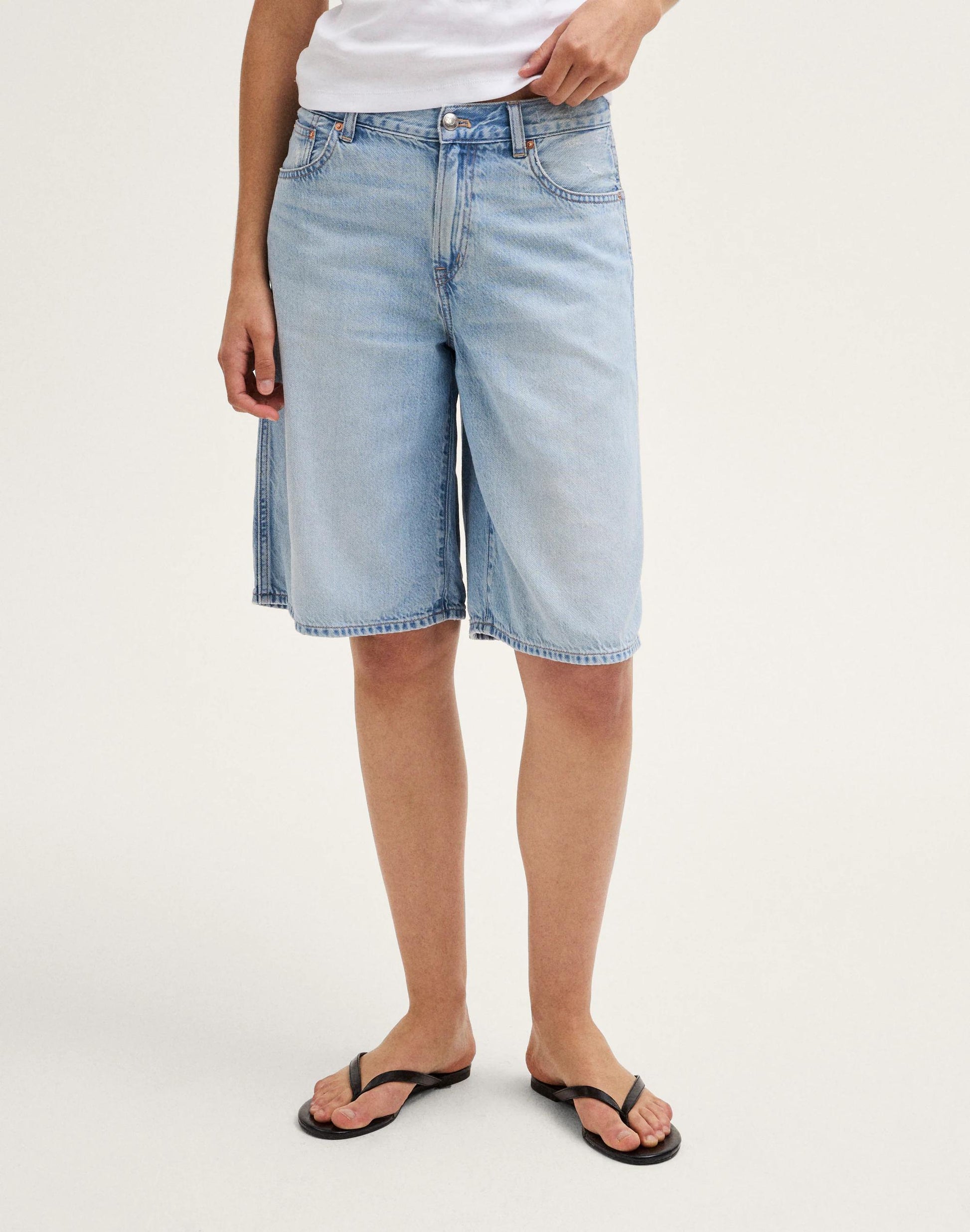 Madewell The V-Waist Bermuda Short in Airy Denim
